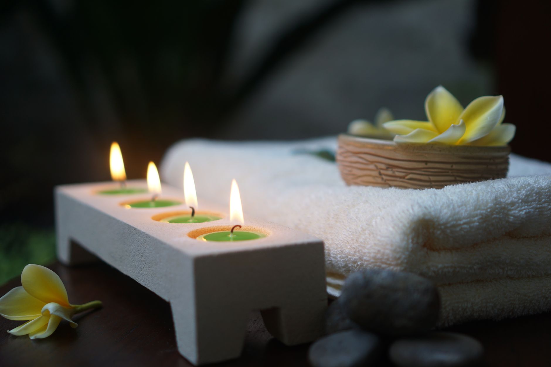 Prižgana svečka in difuzor za aromaterapijo