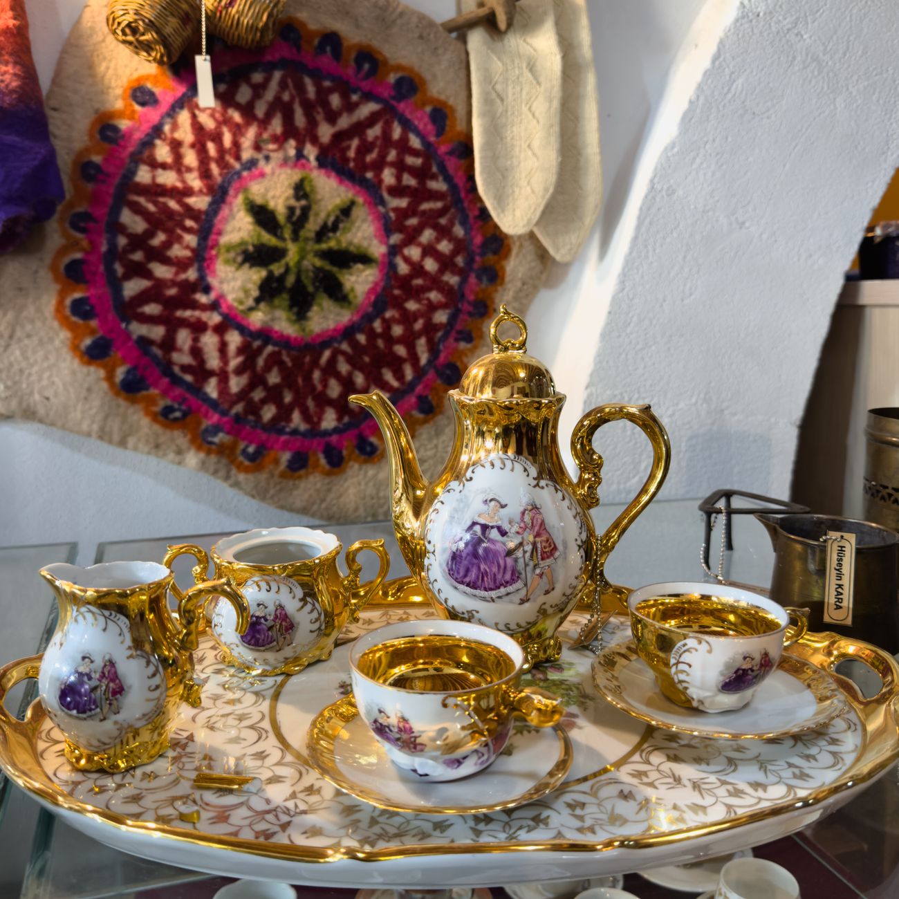 Porcelanski čajni set s štirimi skodelicami